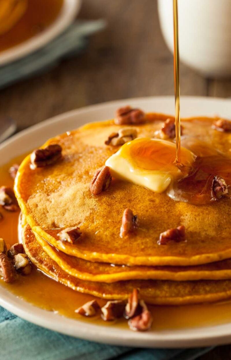 tortitas de calabaza con nueces pecanas y sirope de arce