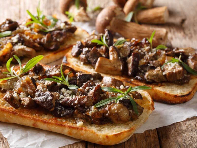 tostas con boletus o funghi porcini