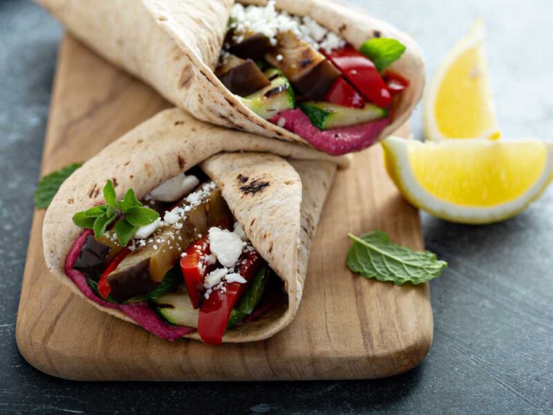 tortillas de trigo vegetales con hummus de remolacha