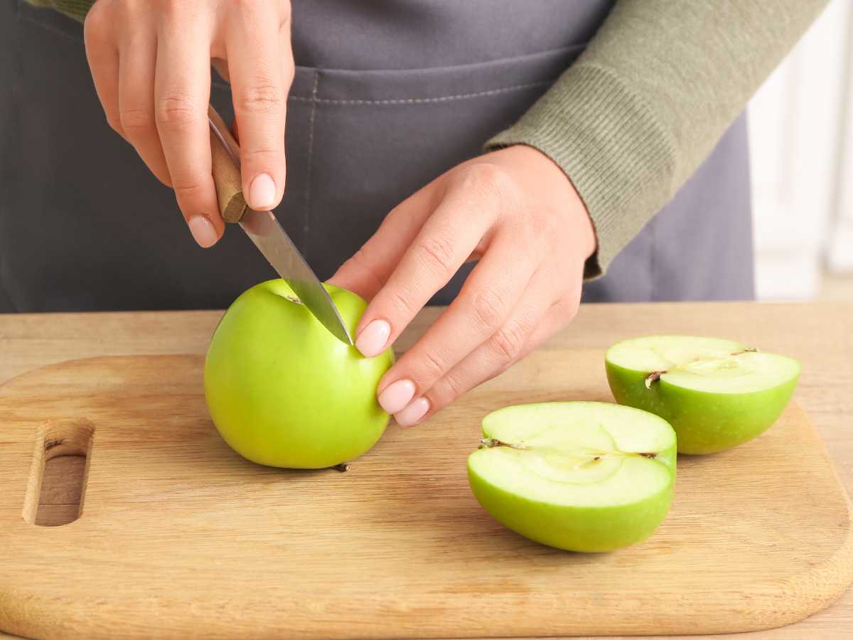 cortar manzanas verdes - Batido de kiwi y manzana verde