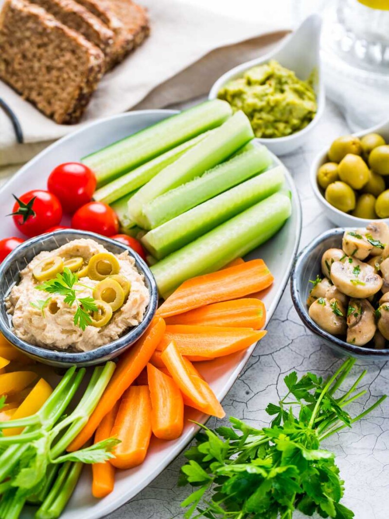 Plato de crudités de verduras con dips