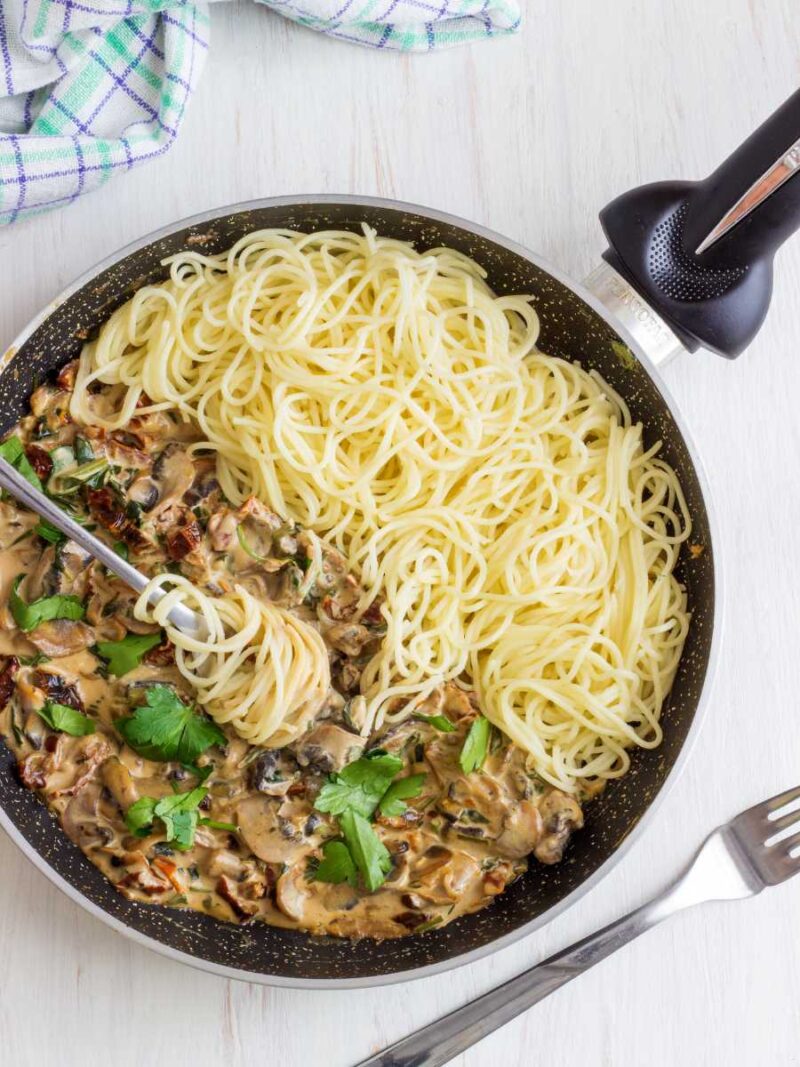 Espaguetis con champiñones y nata