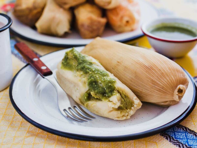 Tamales con salsa verde