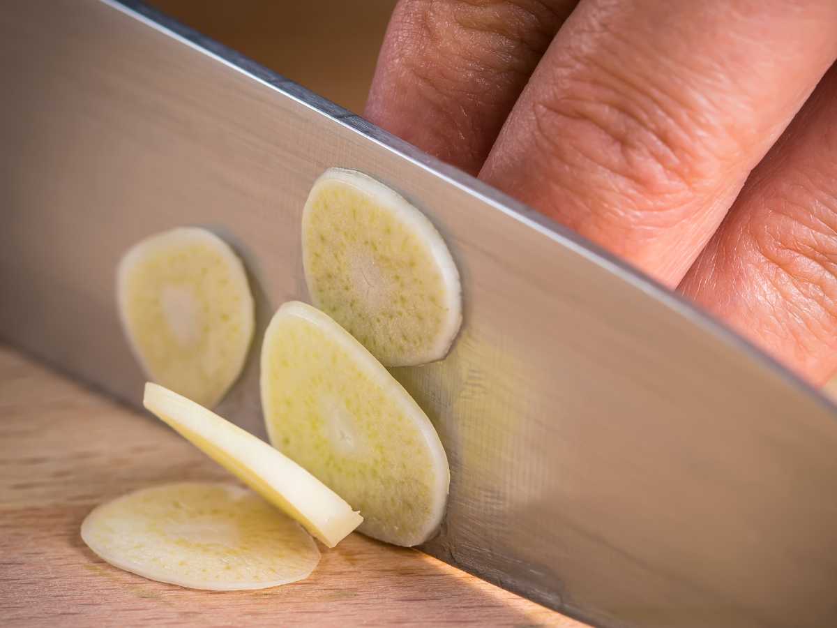 ajo en laminas Pak choi salteado con sésamo y salsa de soja