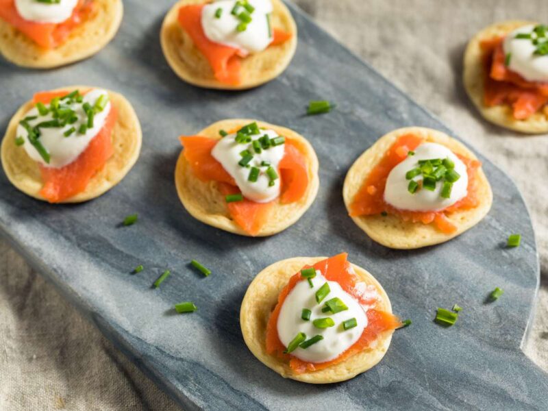 blinis de salmón ahumado y queso crema