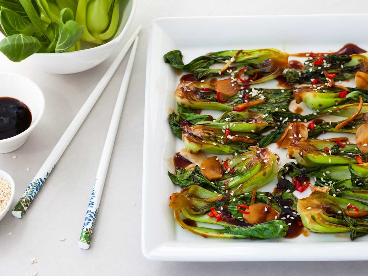 bok choi salteado Pak choi salteado con sésamo y salsa de soja