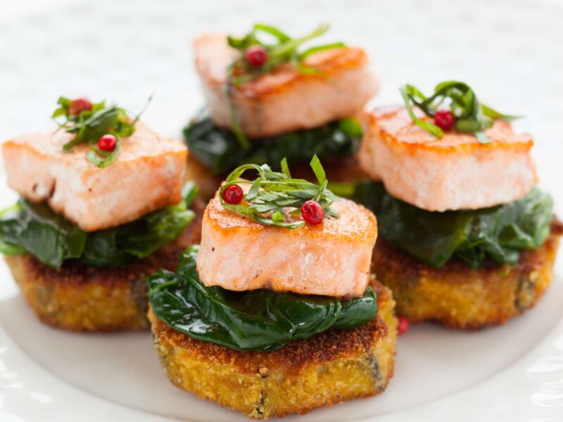 canapés de berenjenas con salmón y espinacas