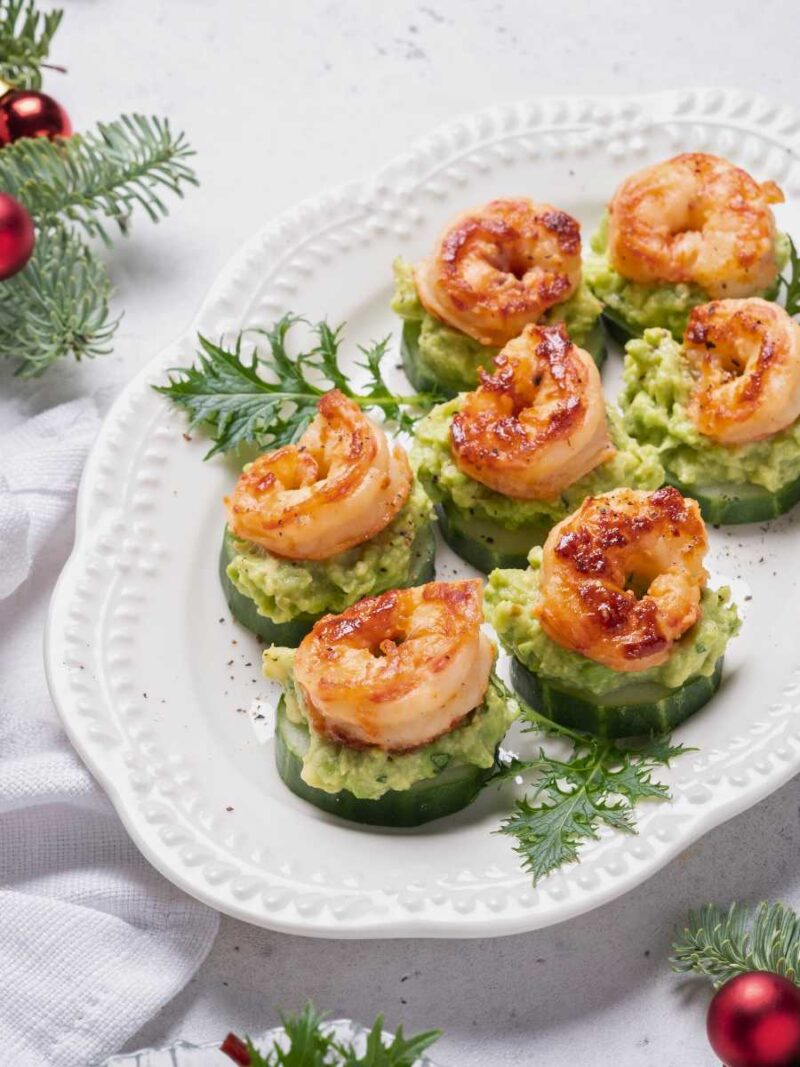 canapés de pepino con aguacate y gambas
