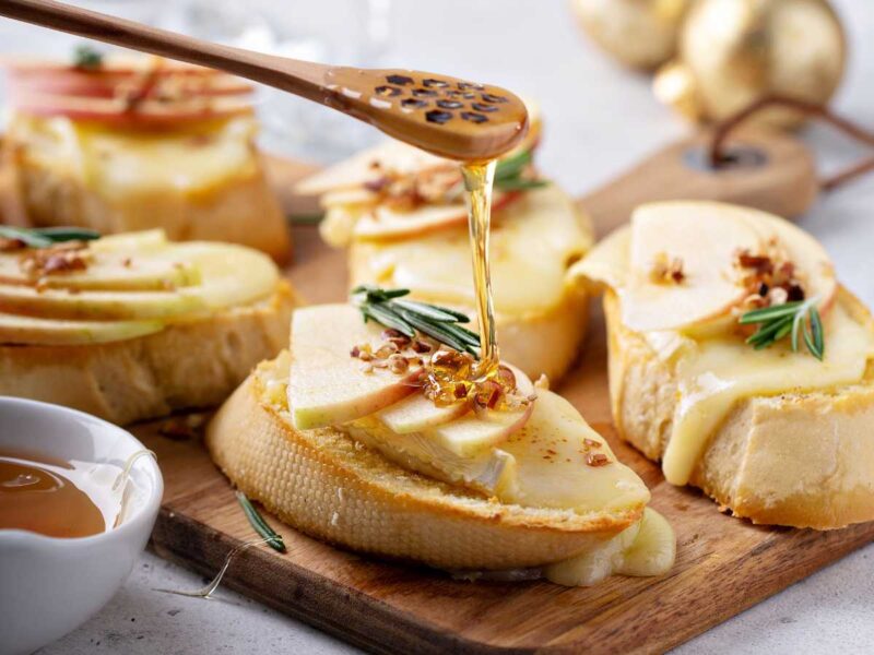 canapés de queso brie y pera
