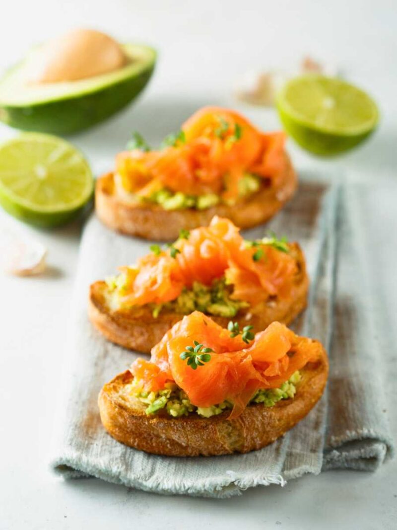 canapés de salmón ahumado y aguacate