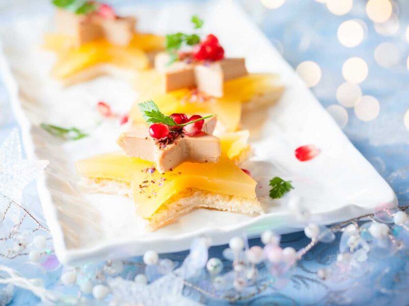 canapés elegantes y espectaculares con pan de molde para Navidad