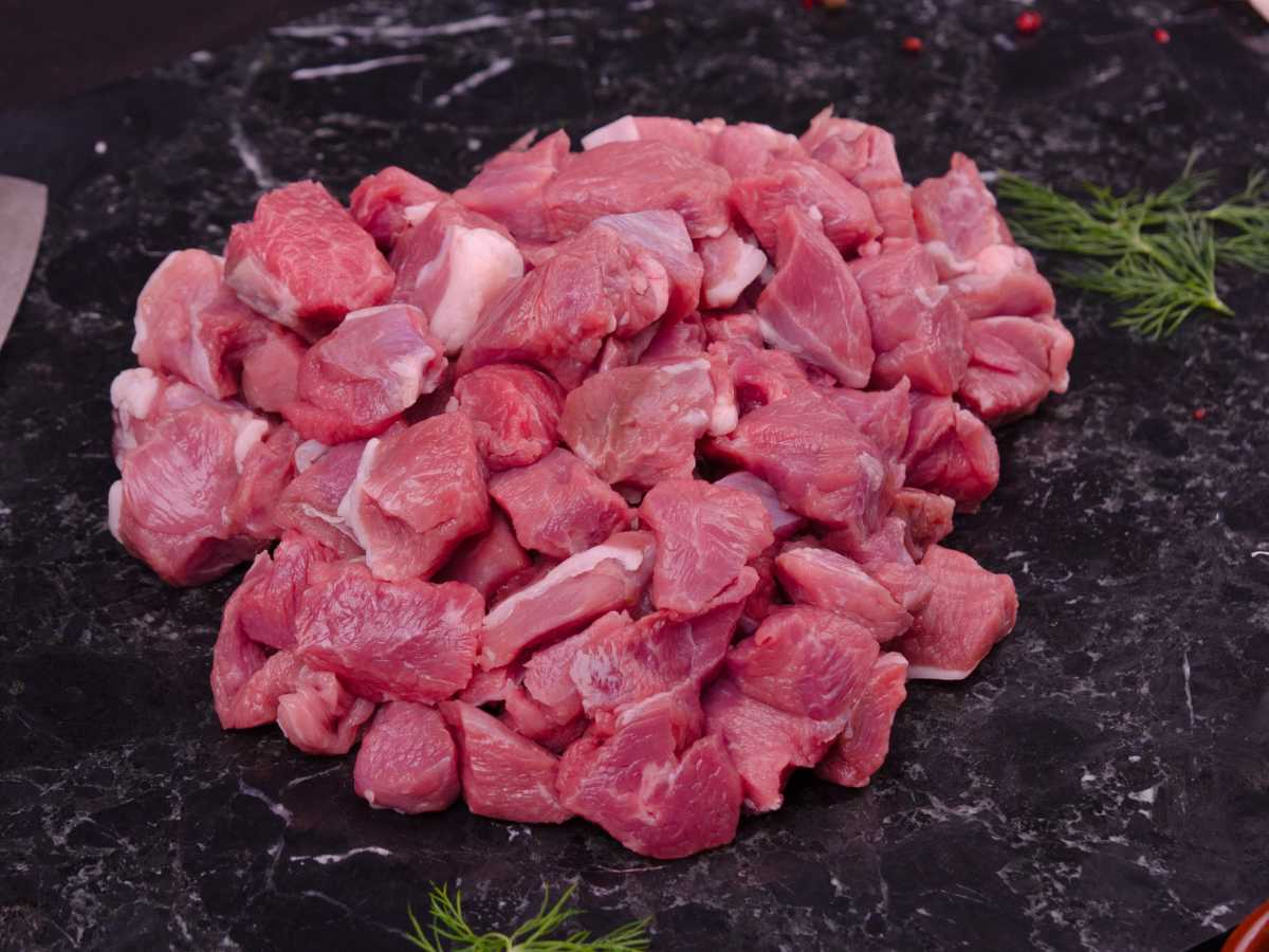 carne de cordero cortada Estofado Irlandés con cerveza Guinness (Irish Stew)