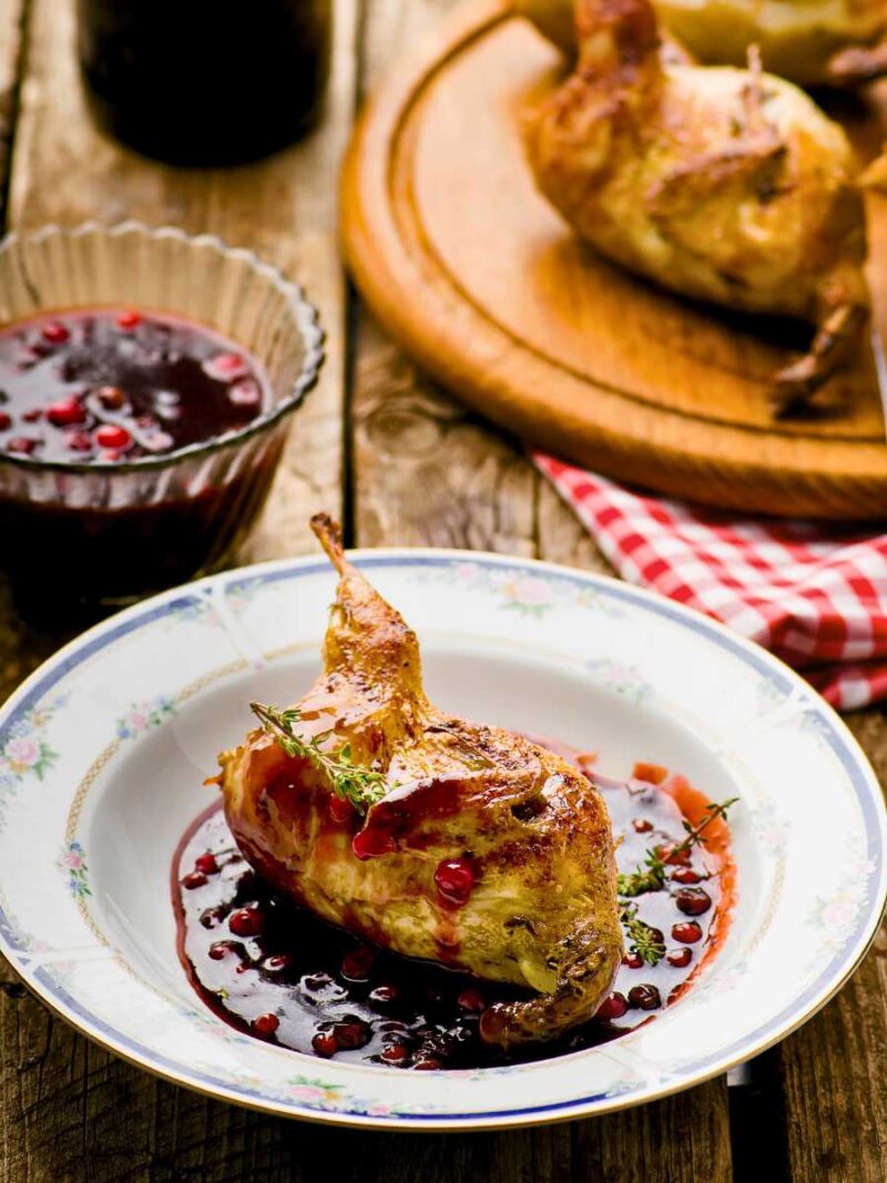 codornices al horno con salsa de arándanos