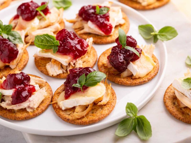 Canapés con queso brie, pavo y salsa de arándanos Canapés con queso brie, pavo y salsa de arándanos