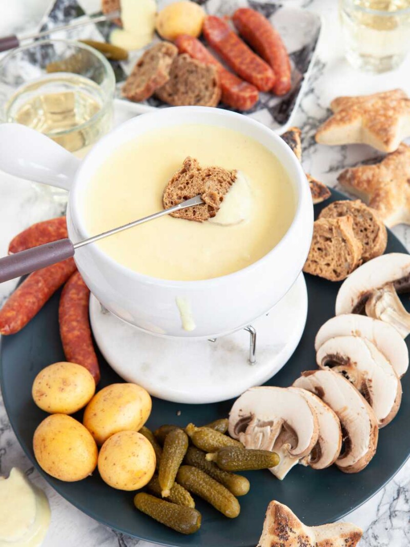 como hacer fondue de queso Cómo hacer una fondue de queso tradicional casera Con qué acompañar la fondue de queso