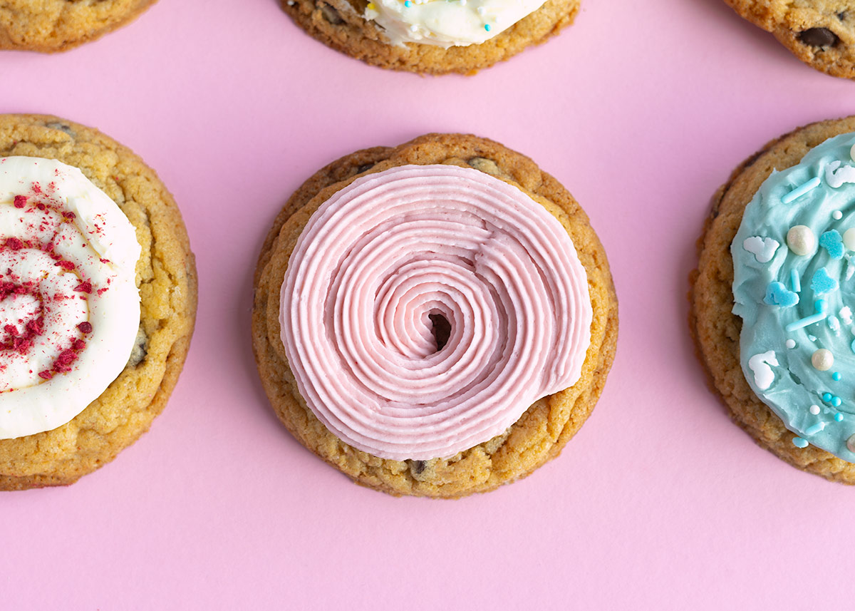 Crumbl Cookies con frosting de colores