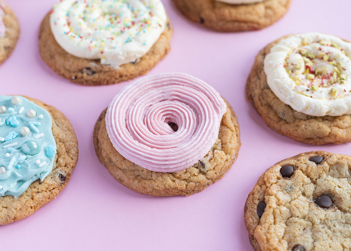 Crumbl Cookies con frosting rosa