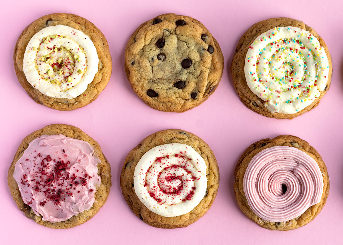Crumbl Cookies con distintos frostings y toppings