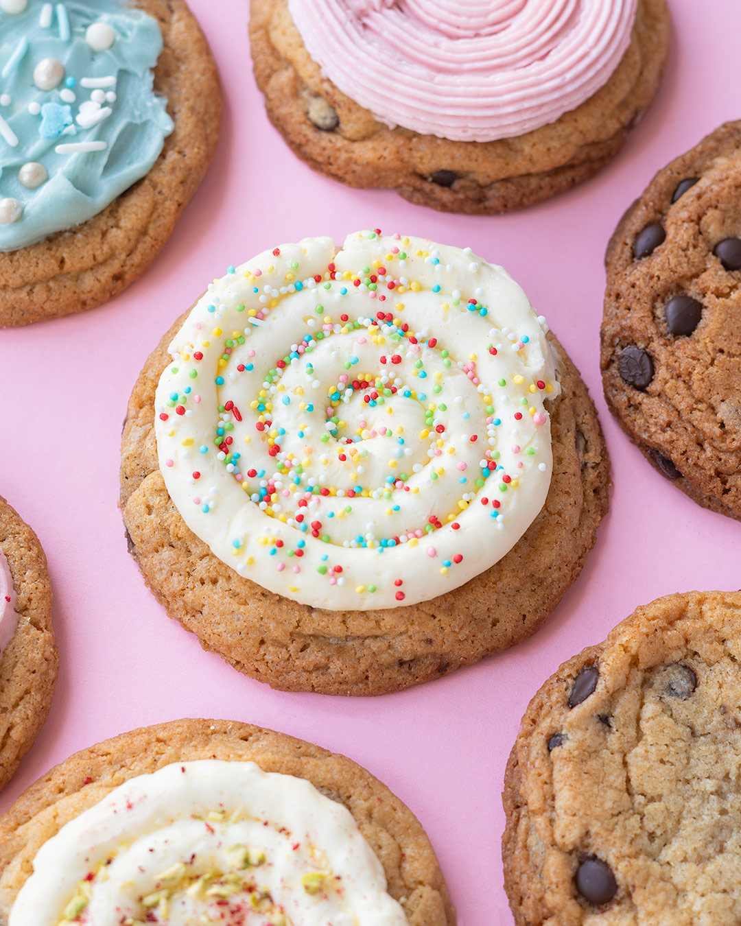 Crumbl Cookies con sprinkles de colores