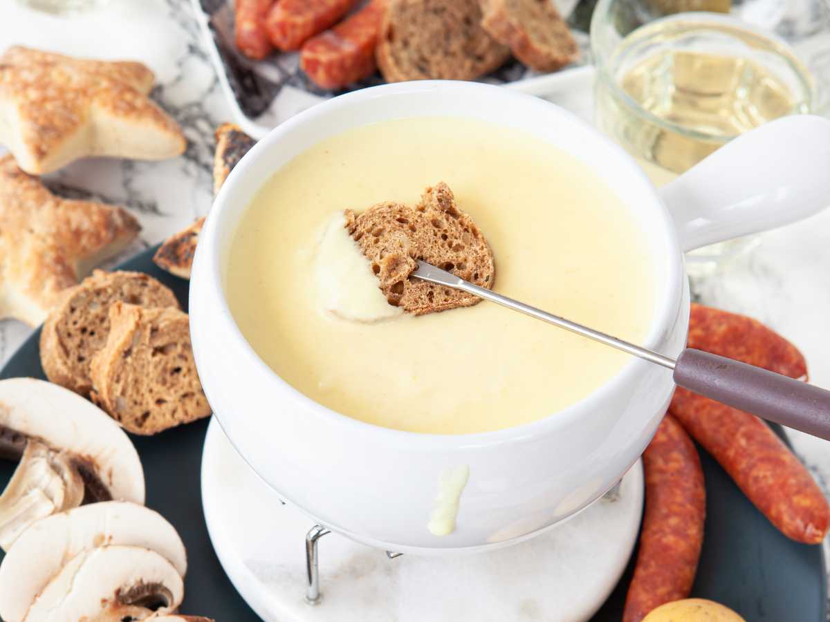 Cómo hacer una fondue de queso tradicional casera