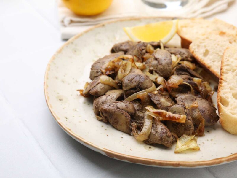 Receta paso a paso de hígados de pollo encebollados