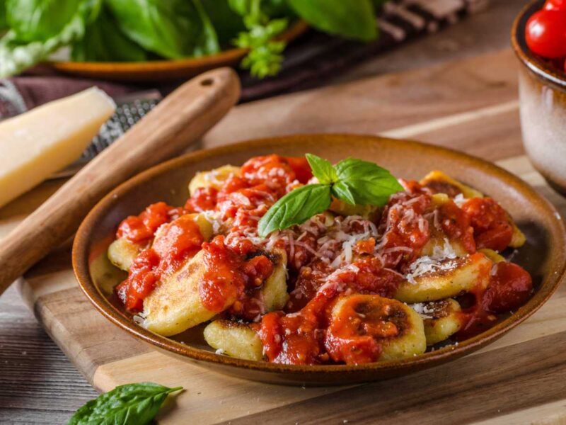 ñoquis fritos con tomate