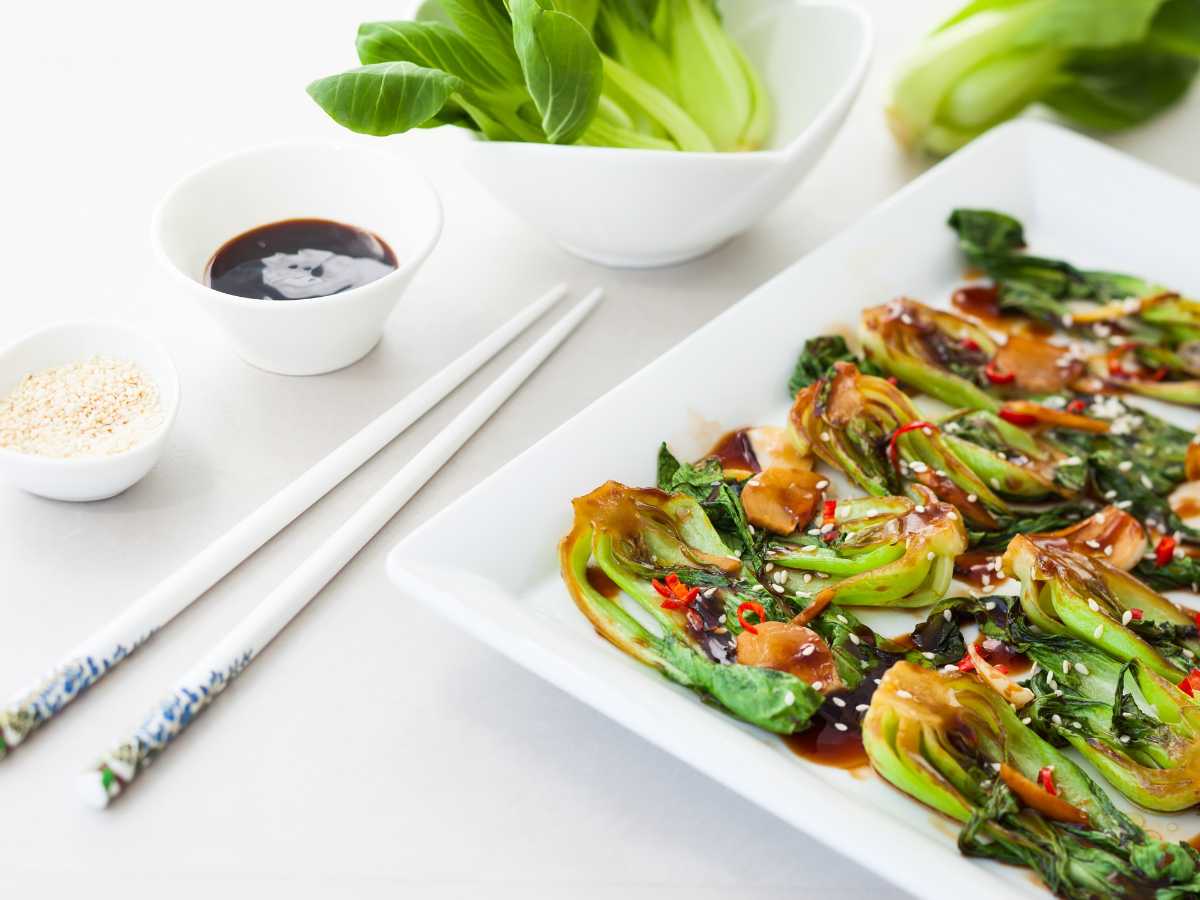 Pak choi o bok choi salteado