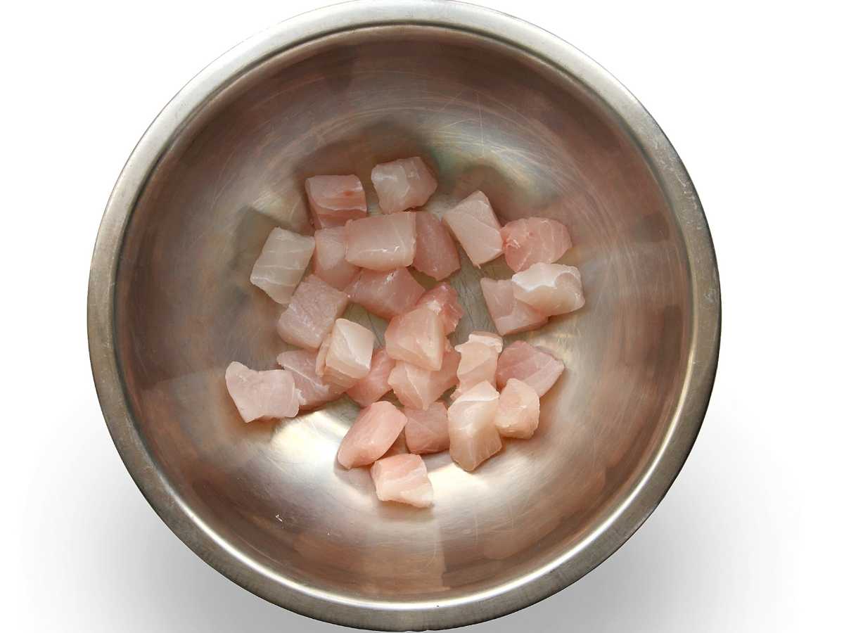 pescado crudo en dados - Leche de tigre (receta peruana tradicional)