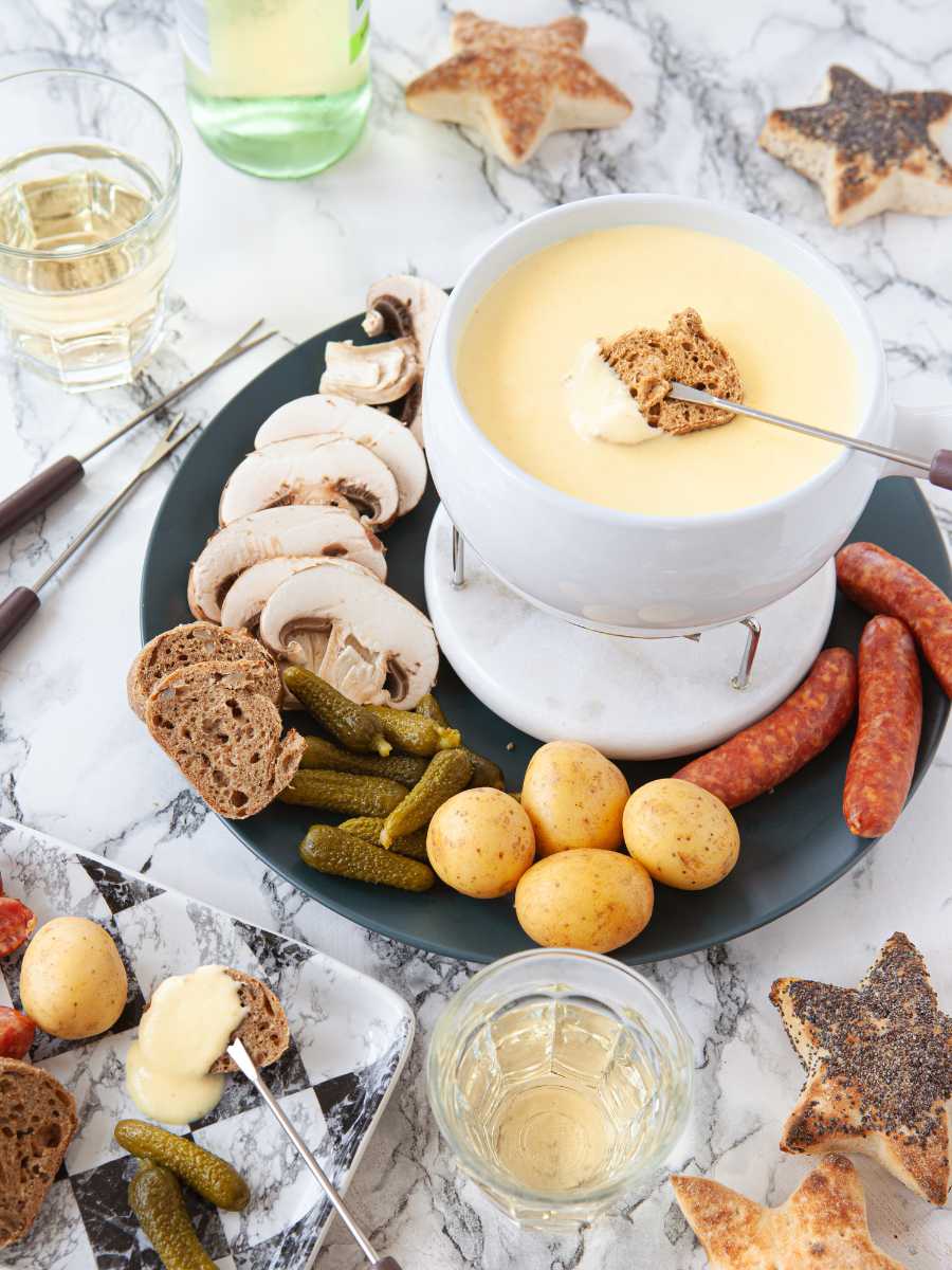 Cómo hacer una fondue de queso tradicional casera Cómo hacer una fondue de queso tradicional casera