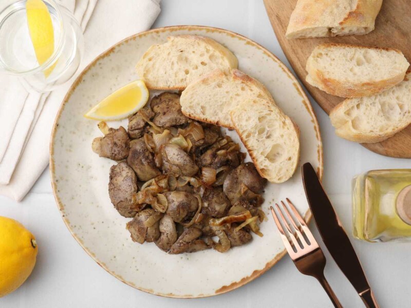 Cómo hacer higaditos de pollo con cebolla