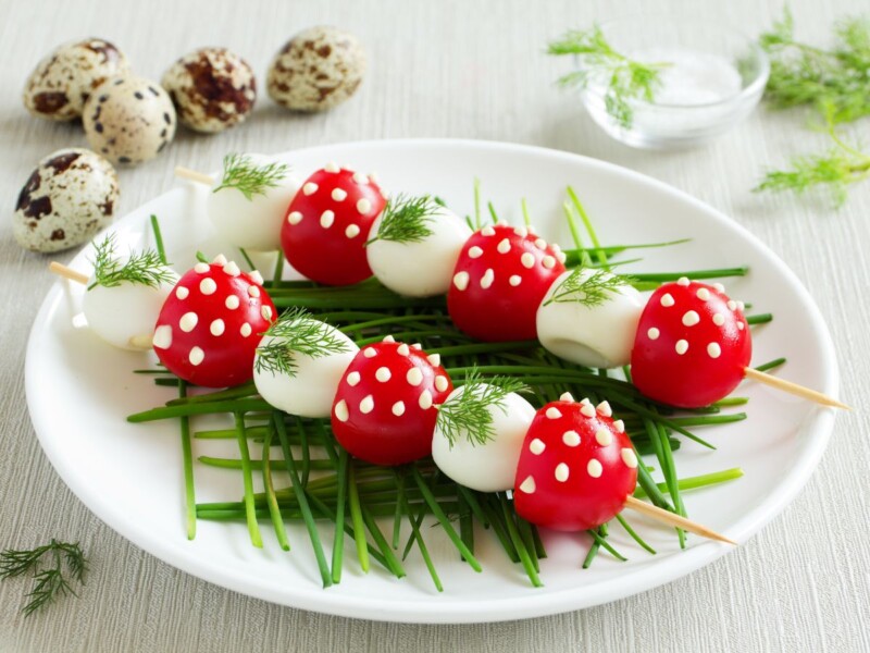 Brochetas con huevos de codorniz y tomates cherry