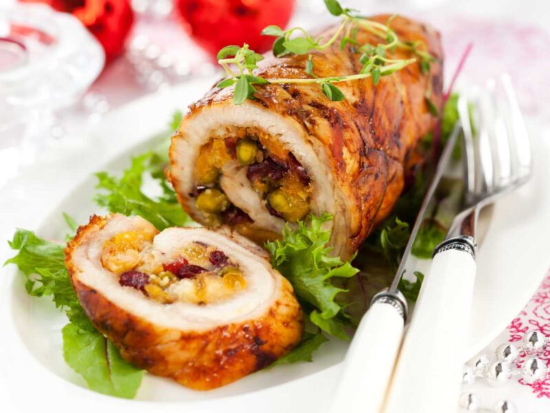 rollo de pechuga de pavo rellena en freidora de aire