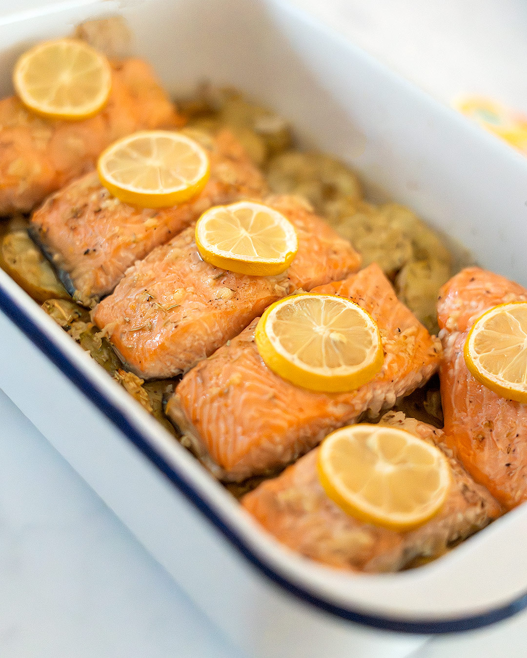 salmon horno limon miel 09253 Salmón al horno con limón Salmón al horno con salsa de limón y miel y patatas al romero