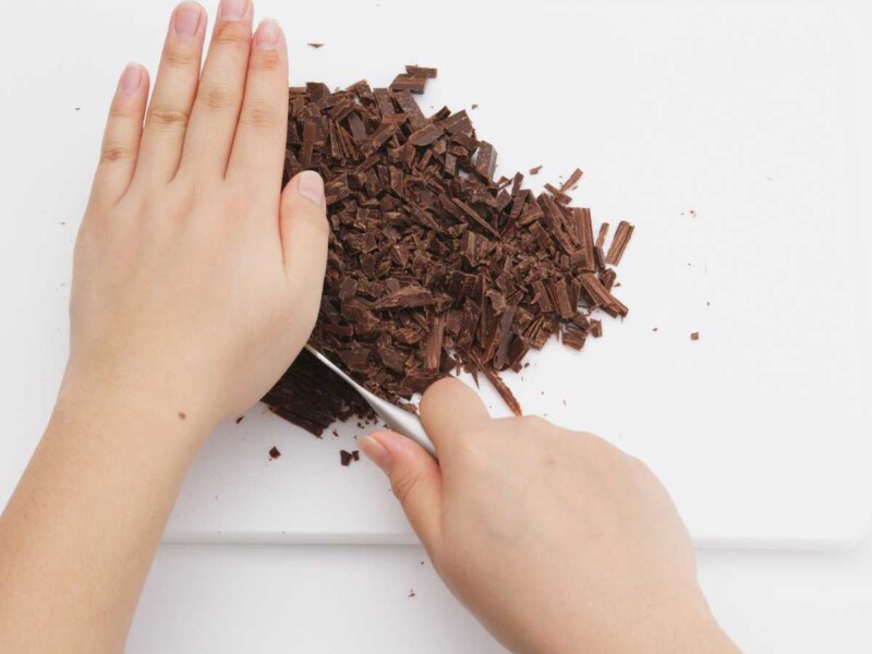 trocear chocolate Cómo fundir chocolate en microondas, al baño María, horno, y airfryer trocear chocoolate