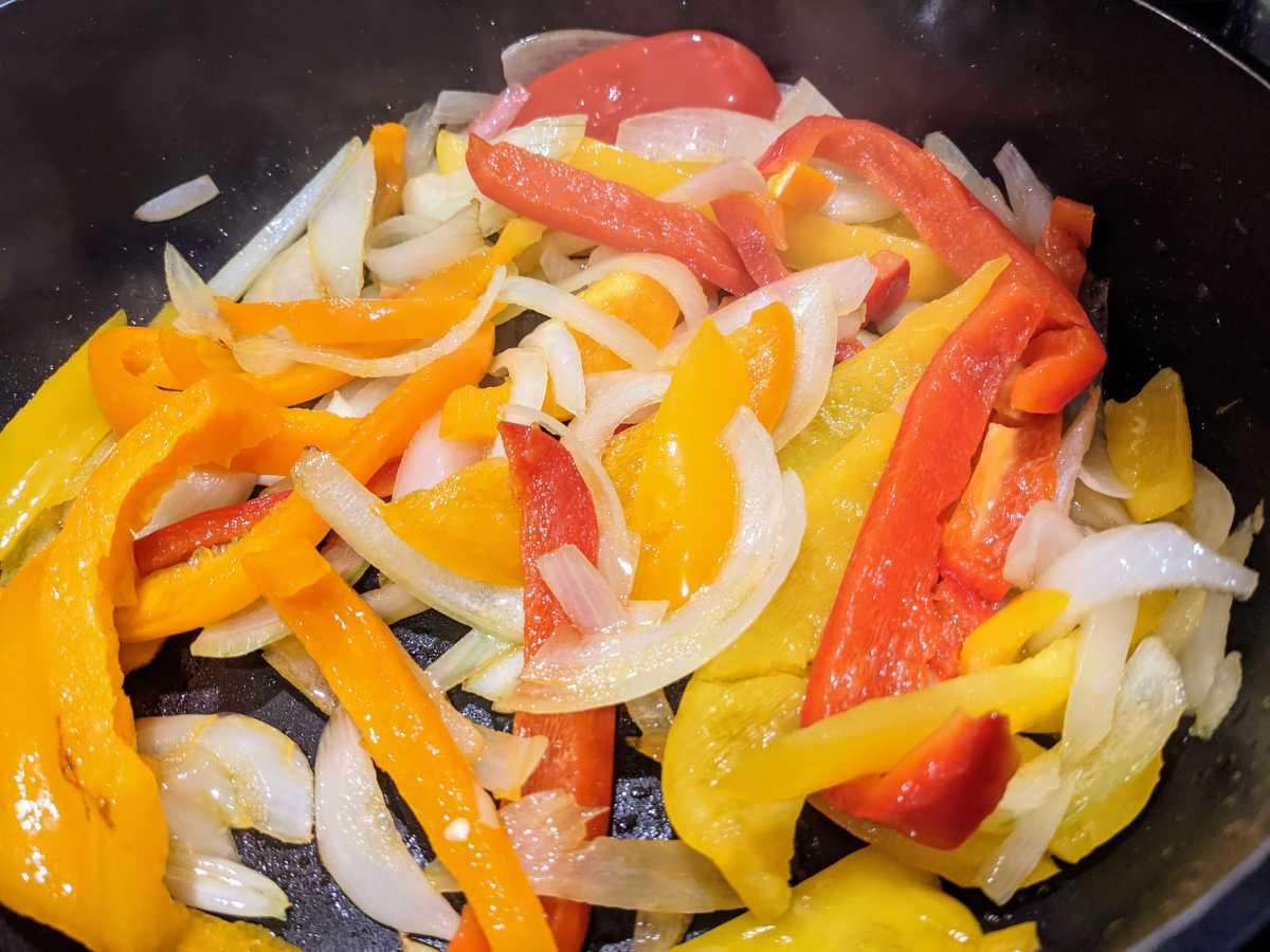 cebolla y pimiento salteados Lomo saltado peruano