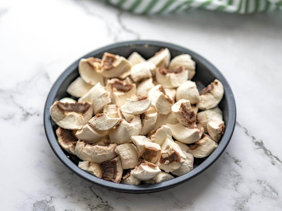 champinones cortados Champiñones con jamón en freidora de aire