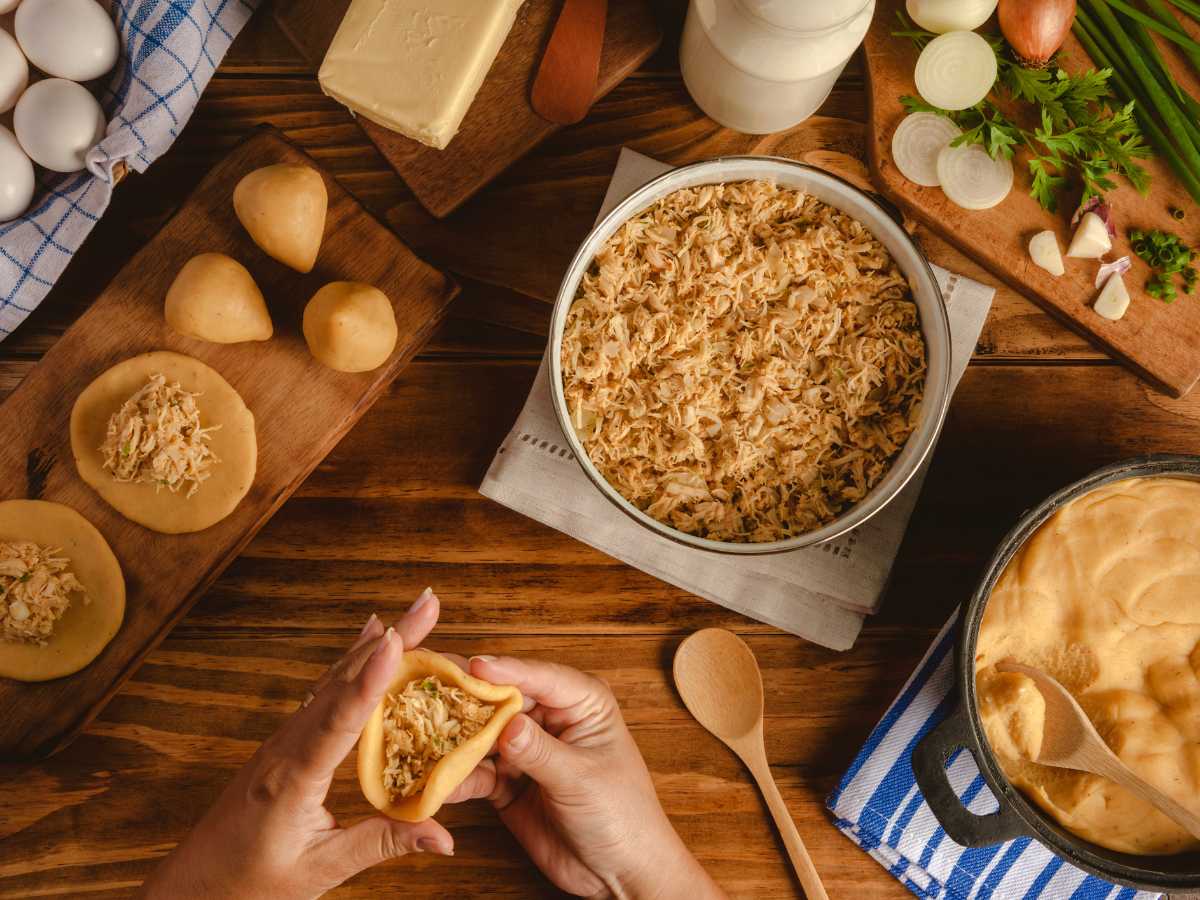 como cerrar coxinhas brasilenas Coxinhas de pollo, las famosas croquetas brasileñas