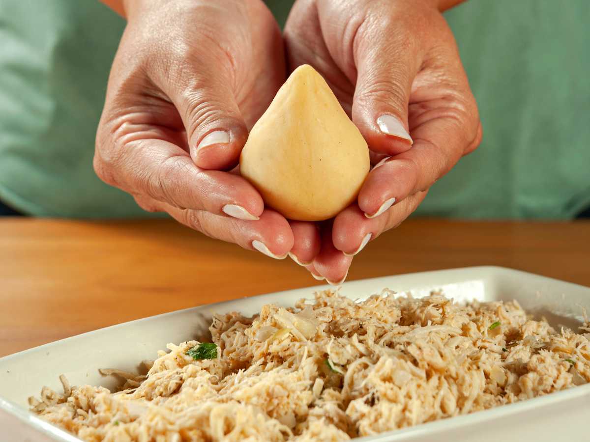 dar forma a Coxinhas de pollo, las famosas croquetas brasileñas