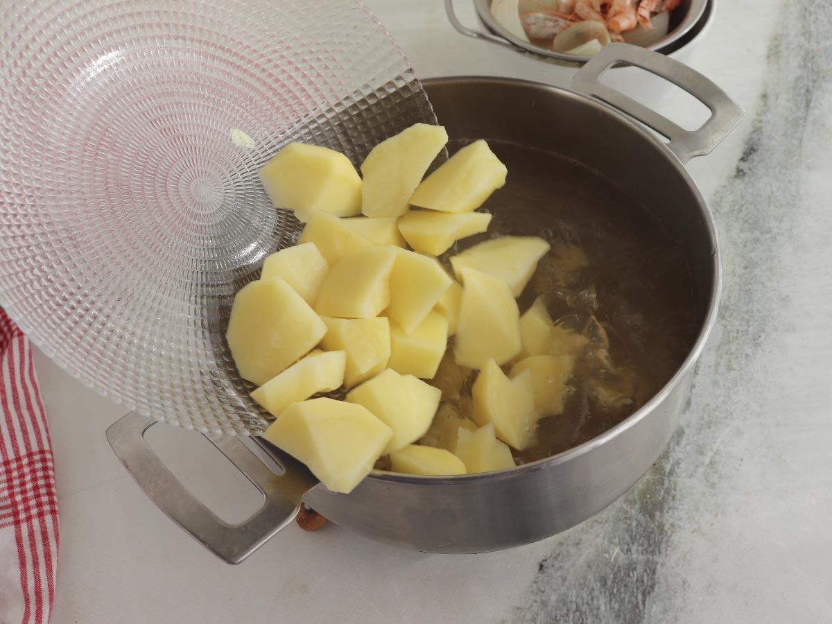 gazpachuelo cocer patatas Gazpachuelo malagueño