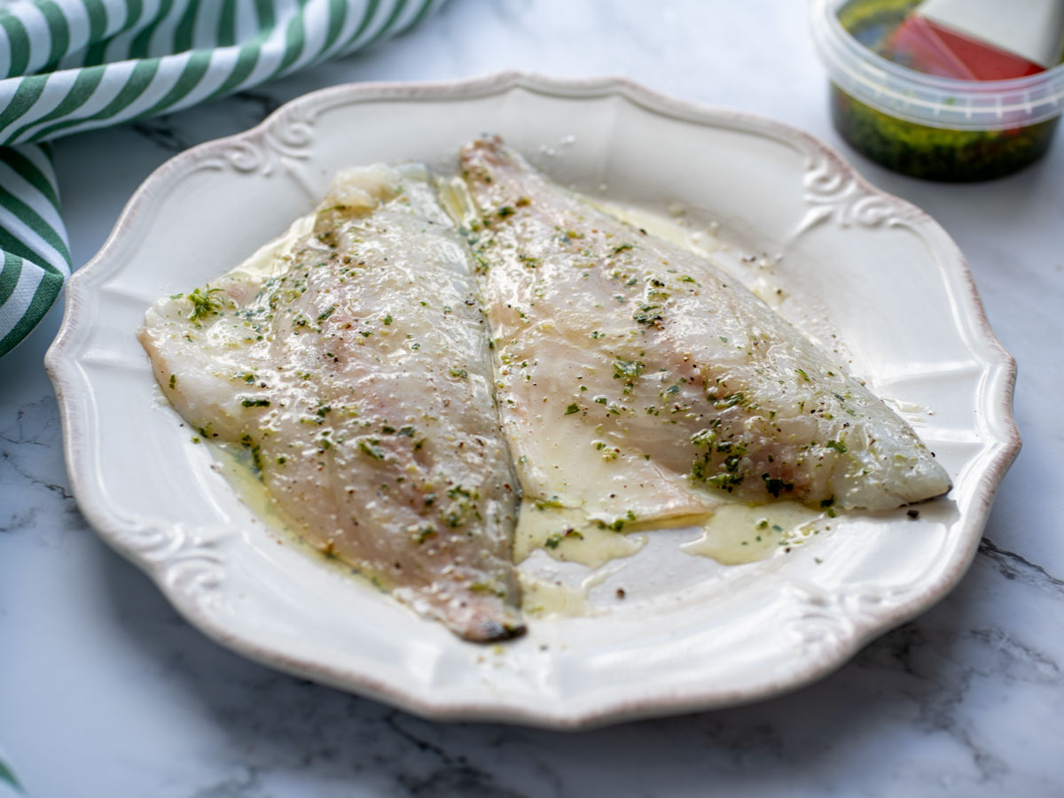 ingredientes dorada en freidora de aire Dorada en freidora de aire con ajo y perejil, jugosa y lista en un momento