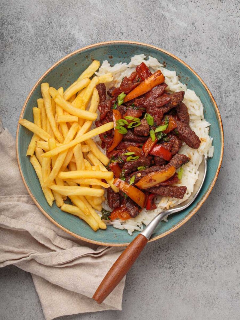lomo saltado peruano Lomo saltado peruano Lomo saltado con patatas fritas y arroz