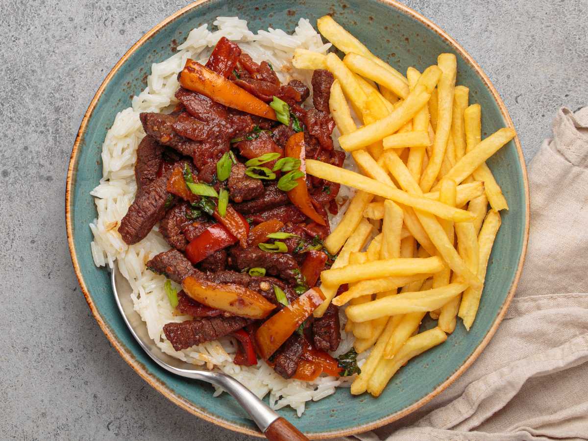 Lomo saltado peruano