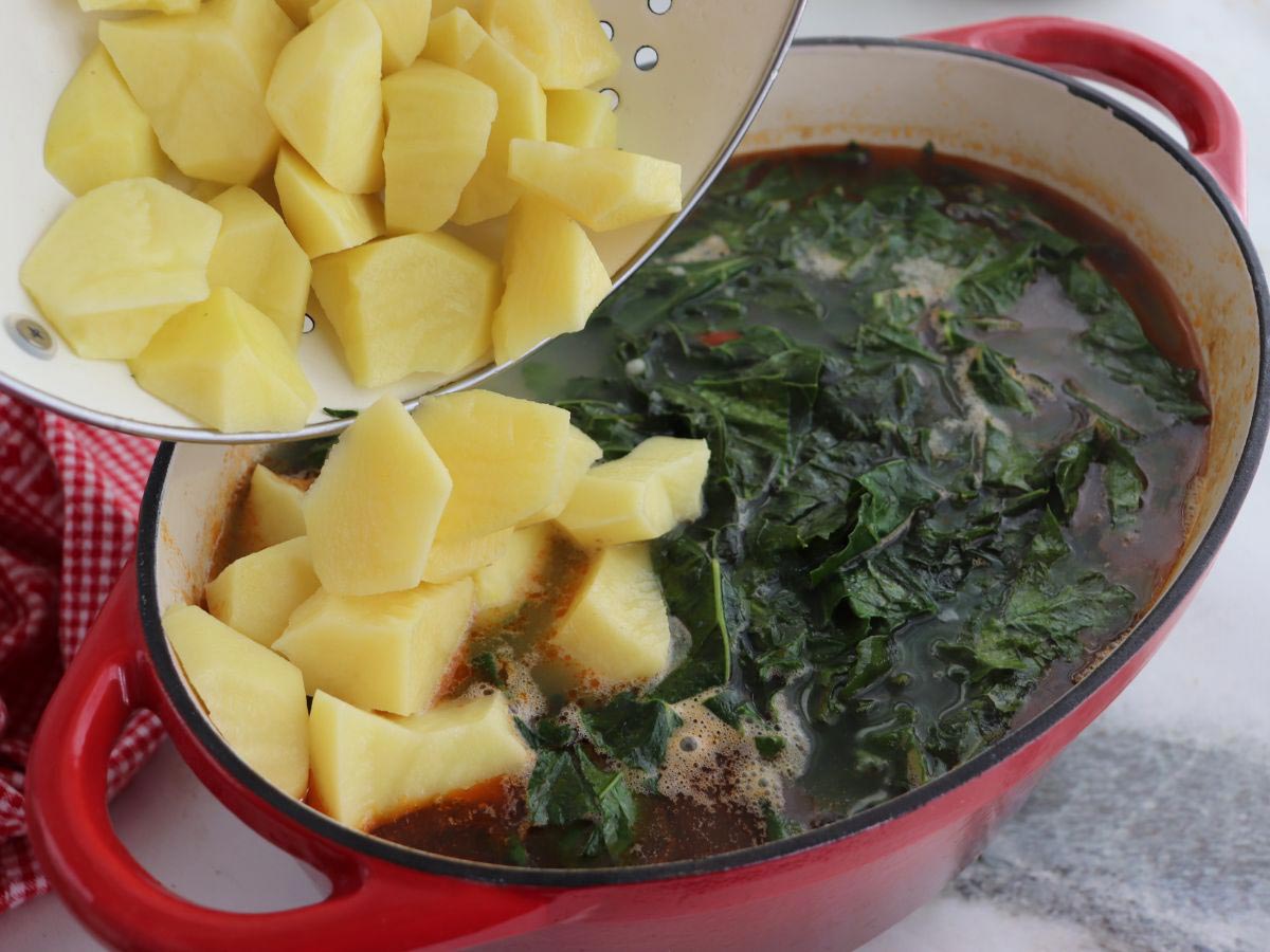 pote asturiano incorporar patatas - Pote Asturiano tradicional paso a paso