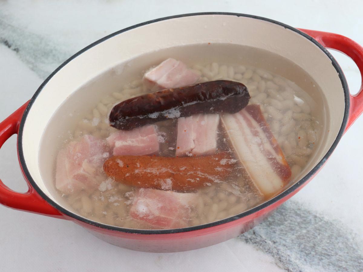 pote asturiano paso cocer fabes y compango - Pote Asturiano tradicional paso a paso