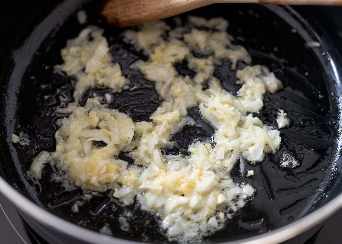 sofreir ajo cebolla 01703 Sopa de lentejas rojas árabe