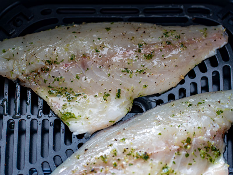 tiempo y temperatura dorada en freidora de aire Dorada en freidora de aire con ajo y perejil, jugosa y lista en un momento