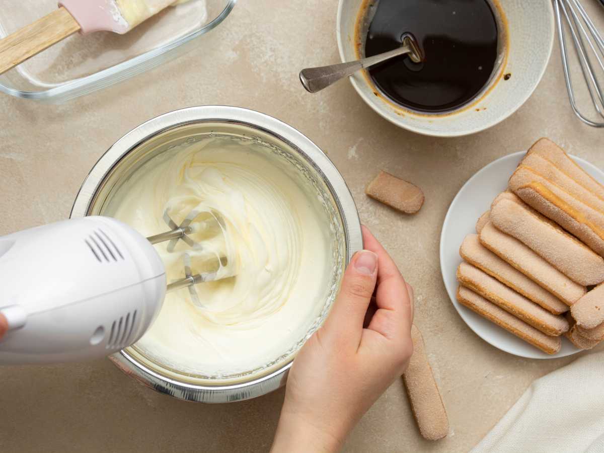 batir mascarpone tiramisu Cómo hacer tiramisú sin huevo batir mascarpone tiramisu Cómo hacer tiramisú sin huevo