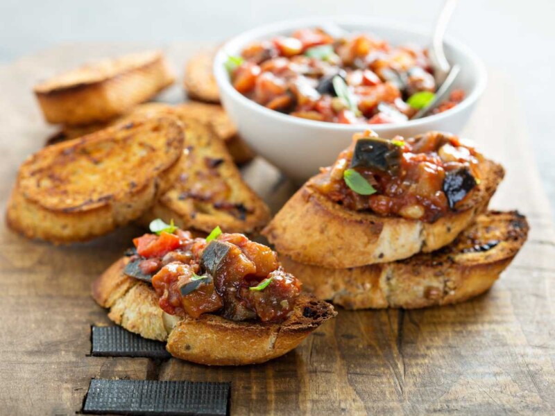 como hacer caponata Caponata siciliana, la receta tradicional con berenjena Cómo se sirve la caponata