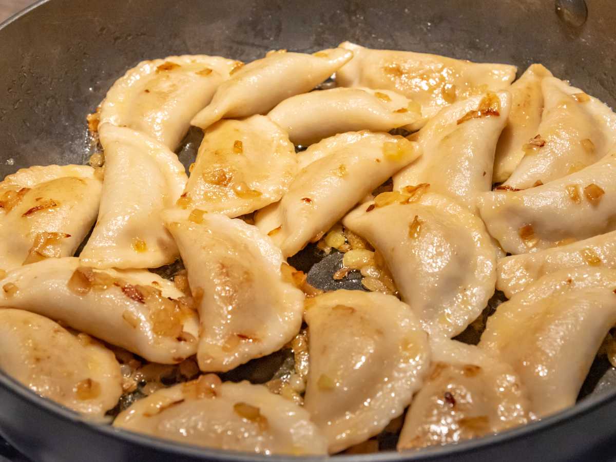 freir pierogi - Pierogi ruskie polacos (empanadillas polacas de patata y queso)