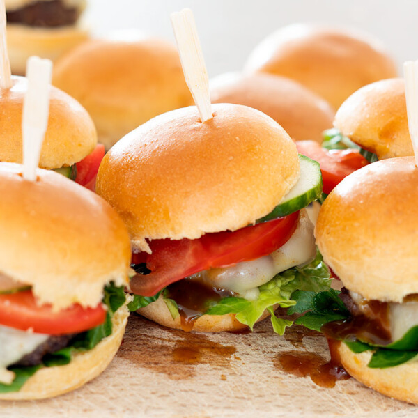 Cómo hacer mini hamburguesas caseras para fiestas